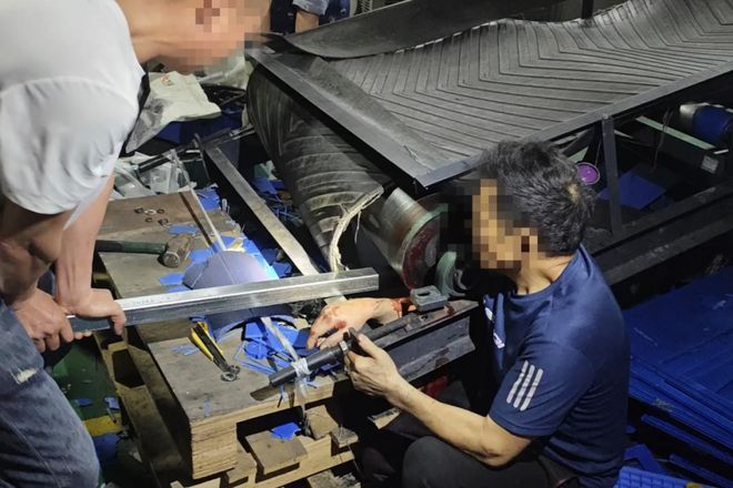 一工人手臂不慎卷入传送带 武汉消防紧急救援